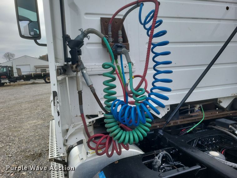 image for item DQ3811 2012 Volvo VNL semi truck