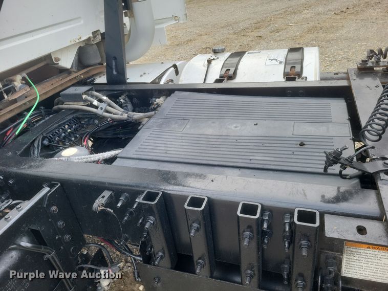 image for item DQ3811 2012 Volvo VNL semi truck