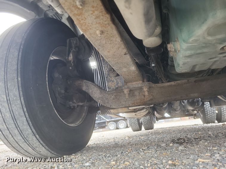 image for item DQ3811 2012 Volvo VNL semi truck