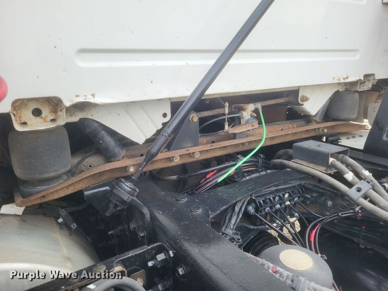 image for item DQ3811 2012 Volvo VNL semi truck