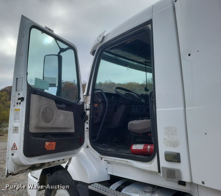 image for item DQ3811 2012 Volvo VNL semi truck