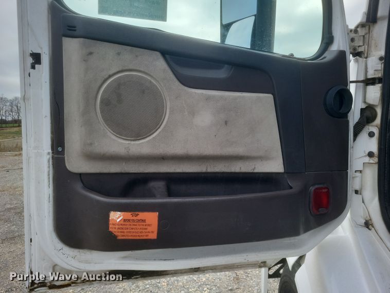 image for item DQ3811 2012 Volvo VNL semi truck