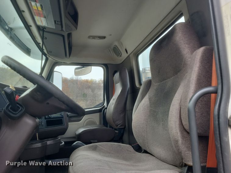 image for item DQ3811 2012 Volvo VNL semi truck