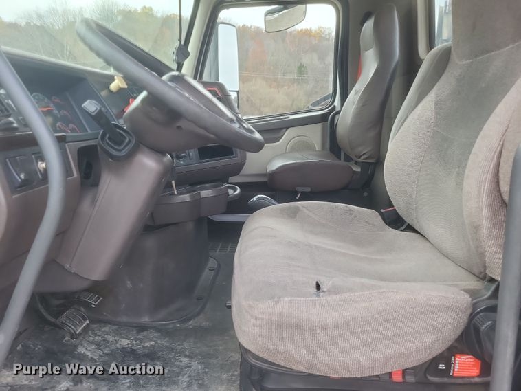 image for item DQ3811 2012 Volvo VNL semi truck