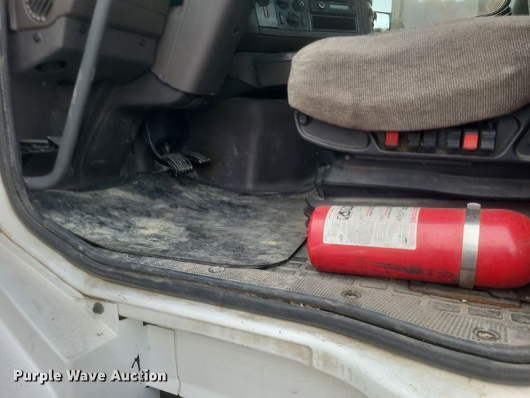 image for item DQ3811 2012 Volvo VNL semi truck