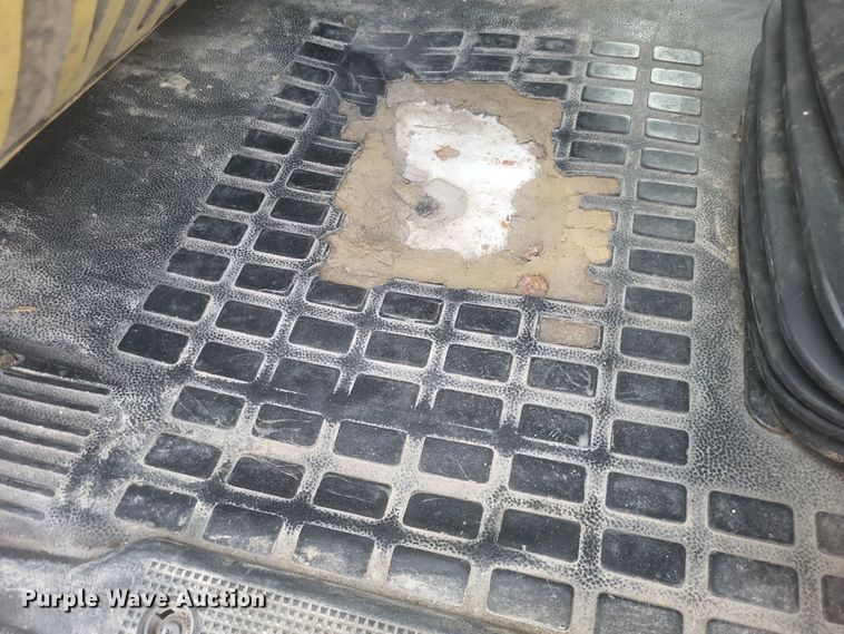 image for item DQ3811 2012 Volvo VNL semi truck