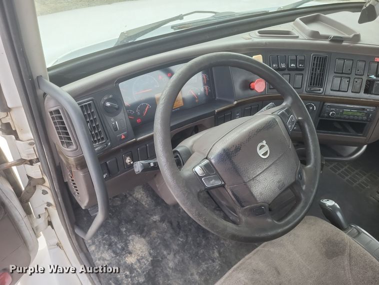 image for item DQ3811 2012 Volvo VNL semi truck