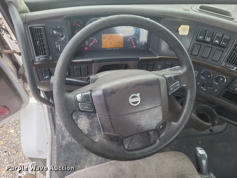 image for item DQ3811 2012 Volvo VNL semi truck