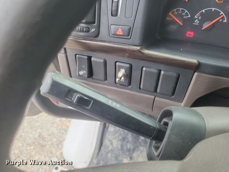 image for item DQ3811 2012 Volvo VNL semi truck