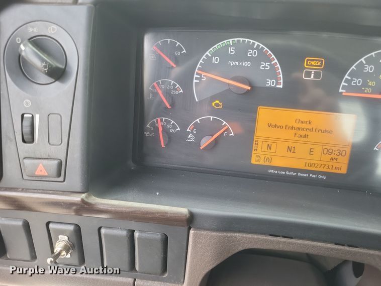 image for item DQ3811 2012 Volvo VNL semi truck