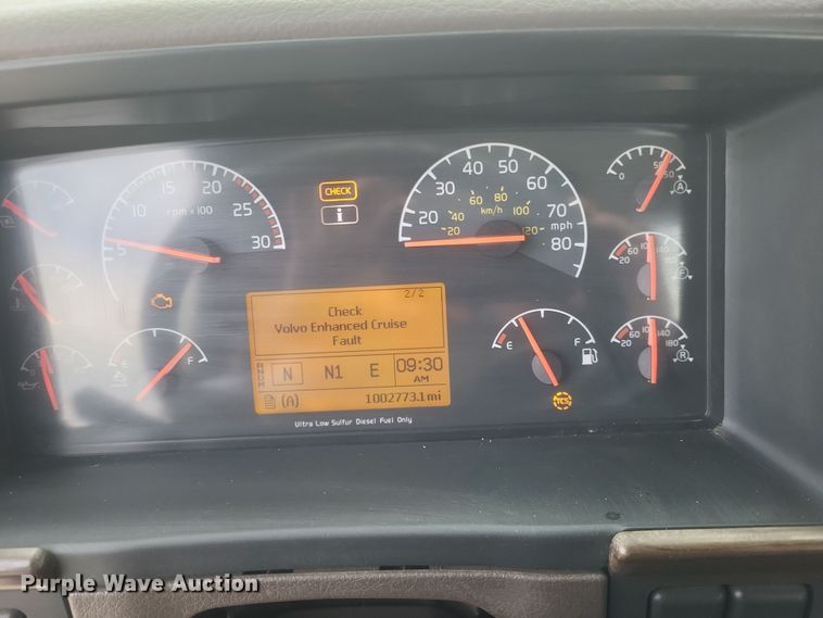 image for item DQ3811 2012 Volvo VNL semi truck