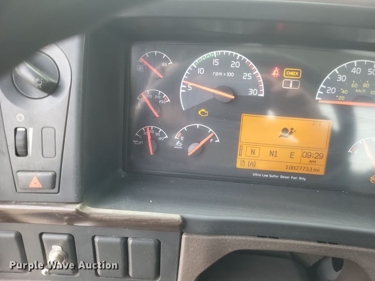 image for item DQ3811 2012 Volvo VNL semi truck