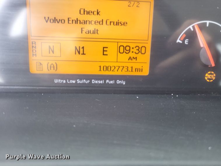 image for item DQ3811 2012 Volvo VNL semi truck