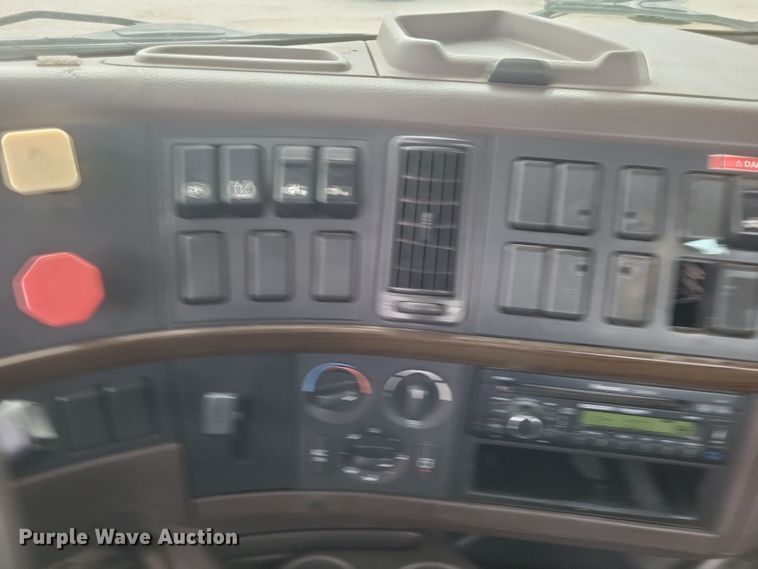 image for item DQ3811 2012 Volvo VNL semi truck