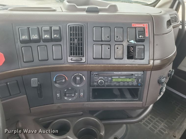 image for item DQ3811 2012 Volvo VNL semi truck