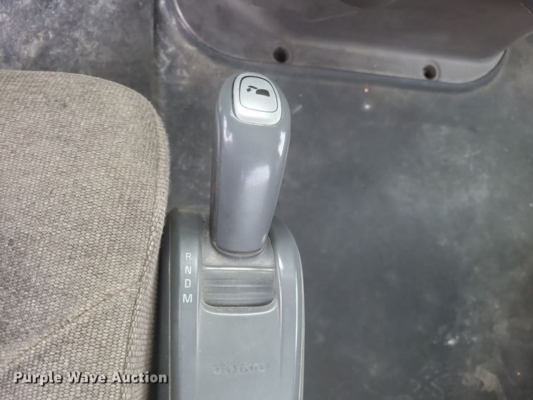 image for item DQ3811 2012 Volvo VNL semi truck