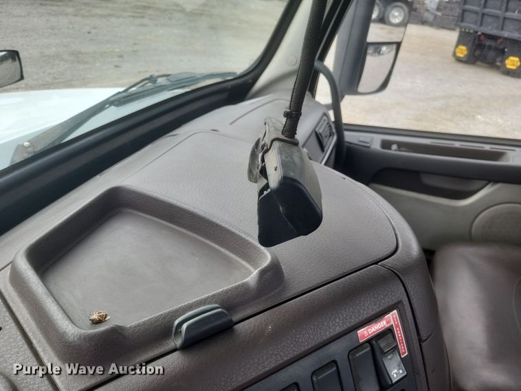 image for item DQ3811 2012 Volvo VNL semi truck