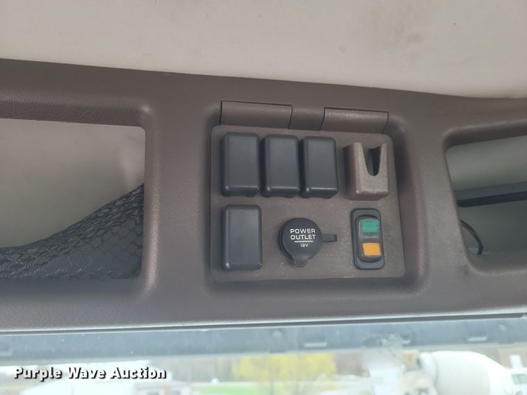 image for item DQ3811 2012 Volvo VNL semi truck