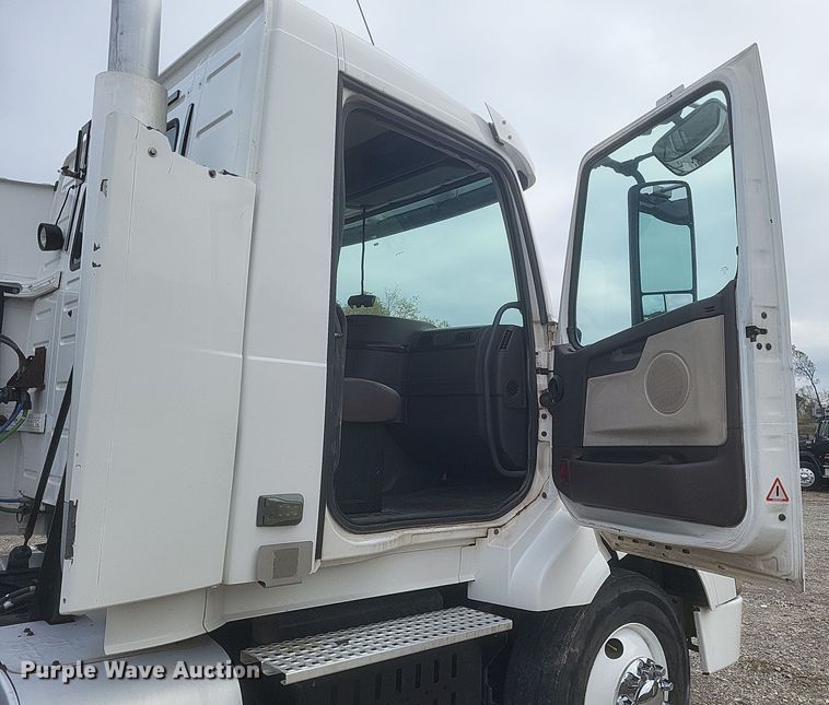 image for item DQ3811 2012 Volvo VNL semi truck