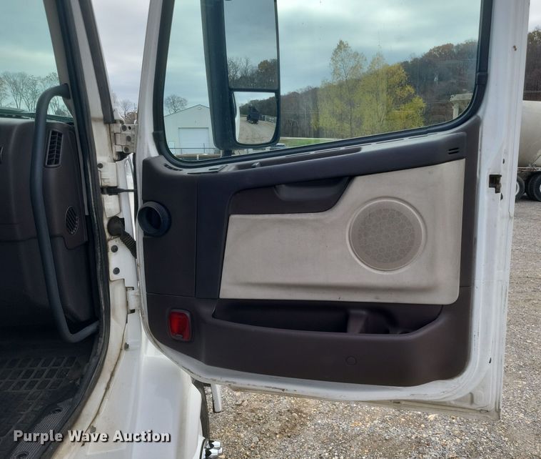 image for item DQ3811 2012 Volvo VNL semi truck