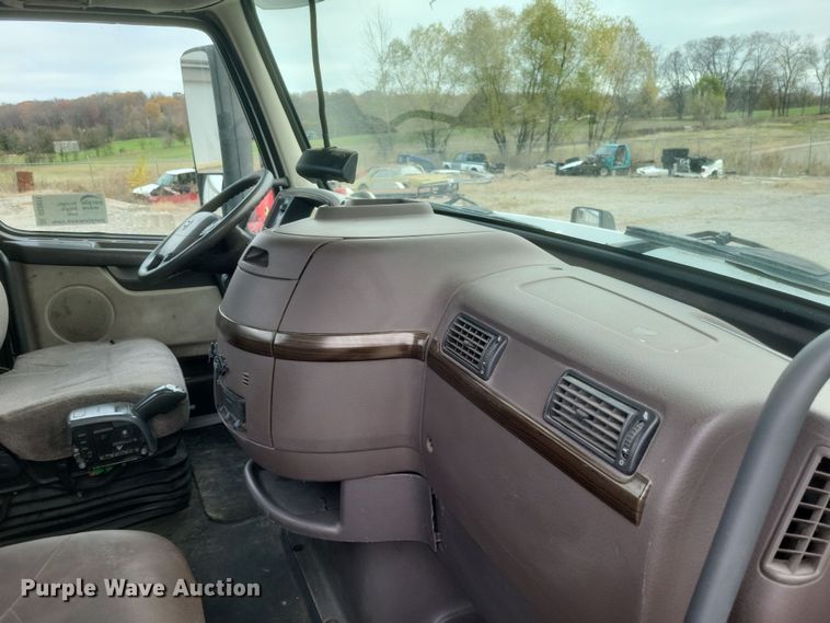 image for item DQ3811 2012 Volvo VNL semi truck