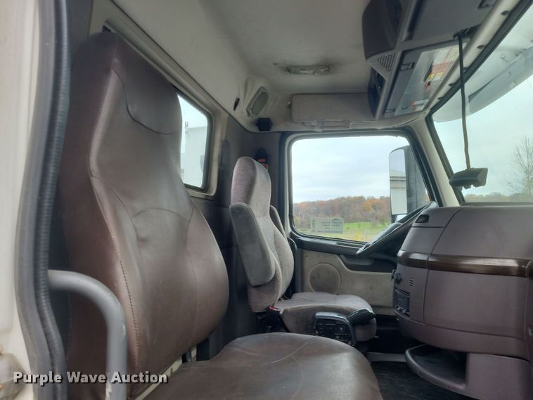 image for item DQ3811 2012 Volvo VNL semi truck