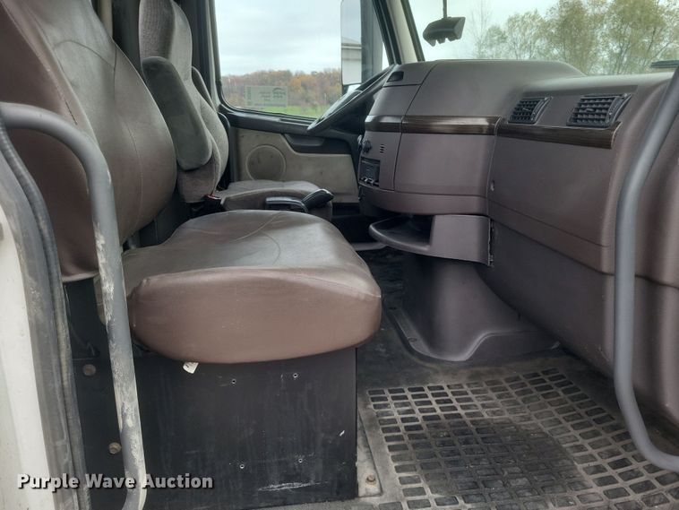 image for item DQ3811 2012 Volvo VNL semi truck