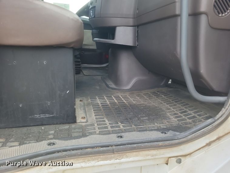 image for item DQ3811 2012 Volvo VNL semi truck