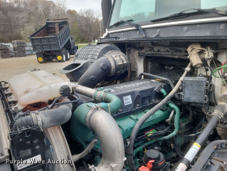 image for item DQ3811 2012 Volvo VNL semi truck