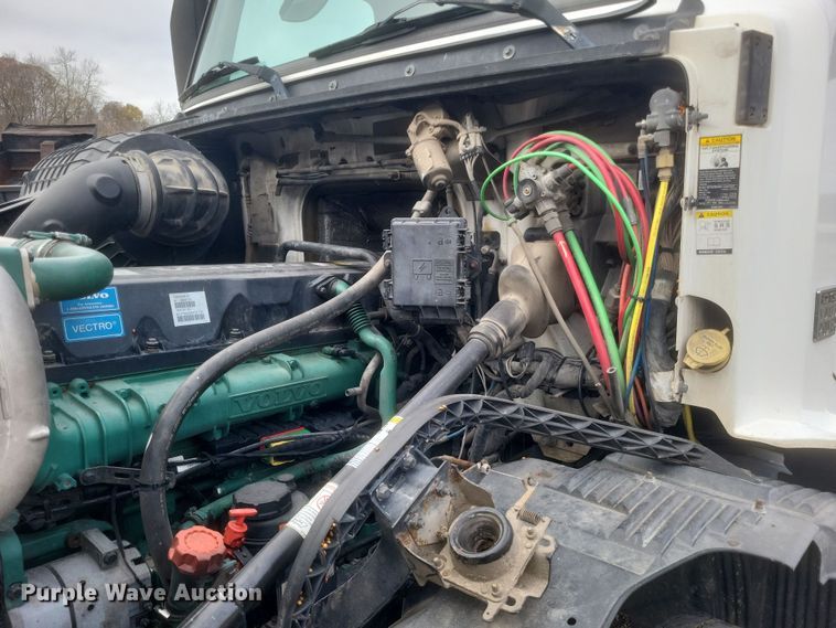 image for item DQ3811 2012 Volvo VNL semi truck