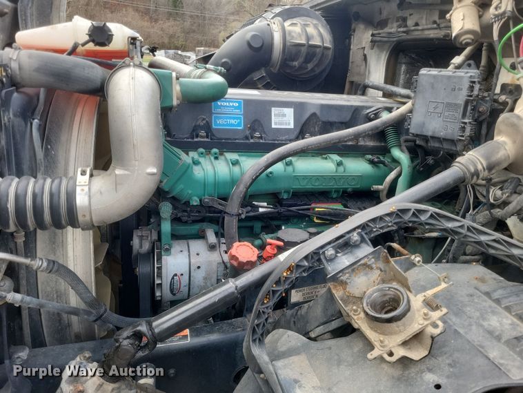 image for item DQ3811 2012 Volvo VNL semi truck