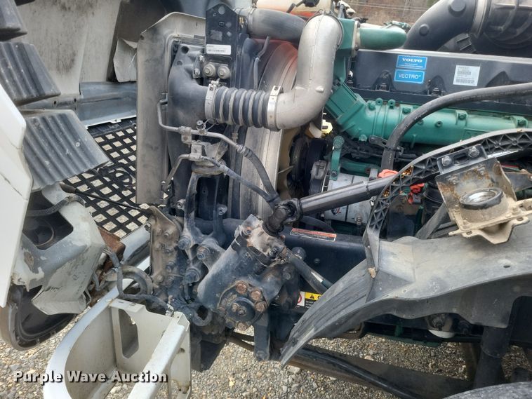 image for item DQ3811 2012 Volvo VNL semi truck