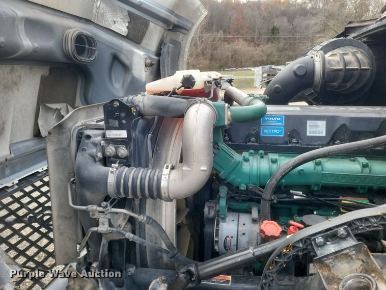 image for item DQ3811 2012 Volvo VNL semi truck
