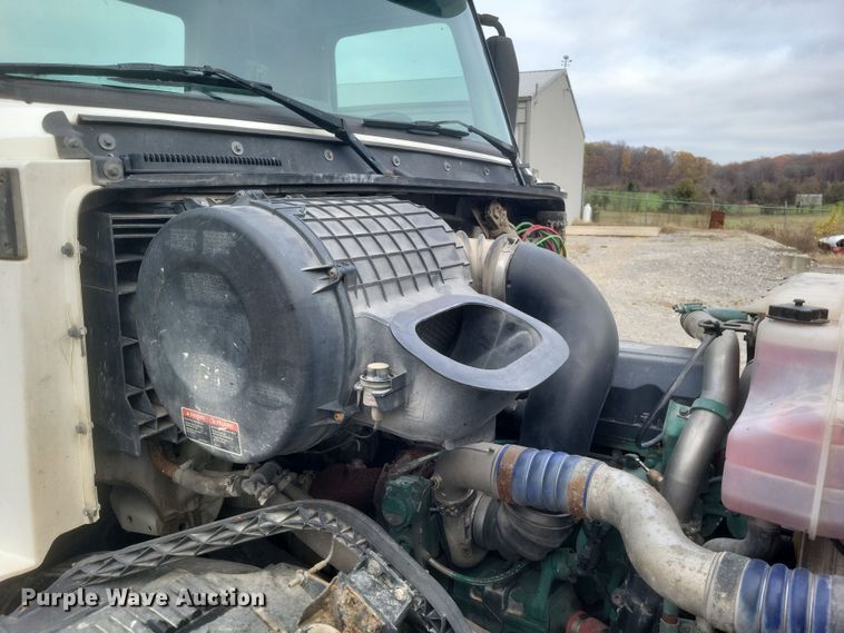 image for item DQ3811 2012 Volvo VNL semi truck