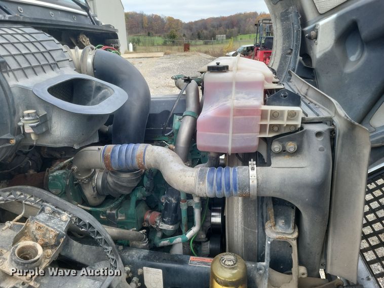 image for item DQ3811 2012 Volvo VNL semi truck