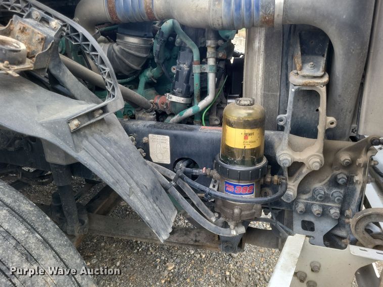 image for item DQ3811 2012 Volvo VNL semi truck