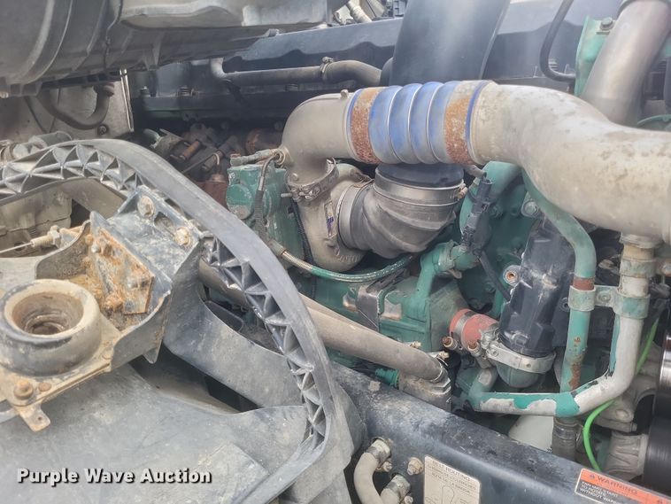 image for item DQ3811 2012 Volvo VNL semi truck