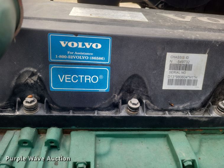 image for item DQ3811 2012 Volvo VNL semi truck