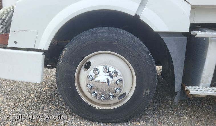 image for item DQ3811 2012 Volvo VNL semi truck