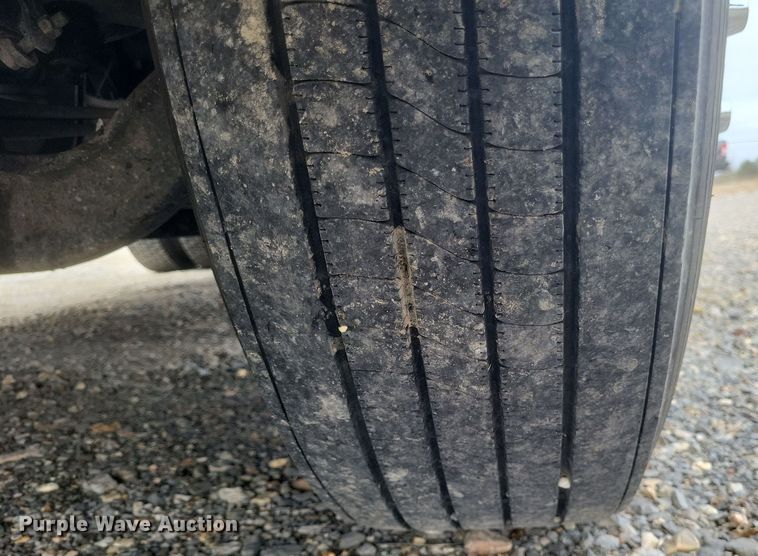 image for item DQ3811 2012 Volvo VNL semi truck