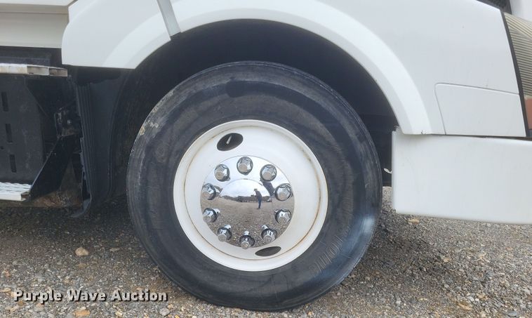 image for item DQ3811 2012 Volvo VNL semi truck