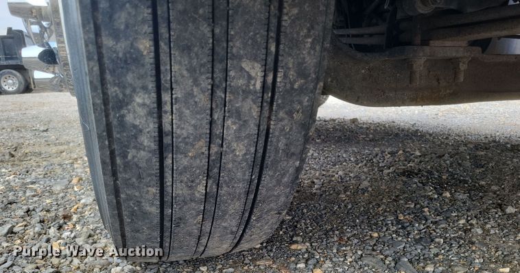 image for item DQ3811 2012 Volvo VNL semi truck