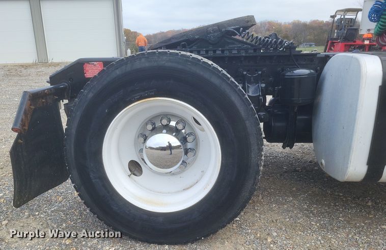 image for item DQ3811 2012 Volvo VNL semi truck