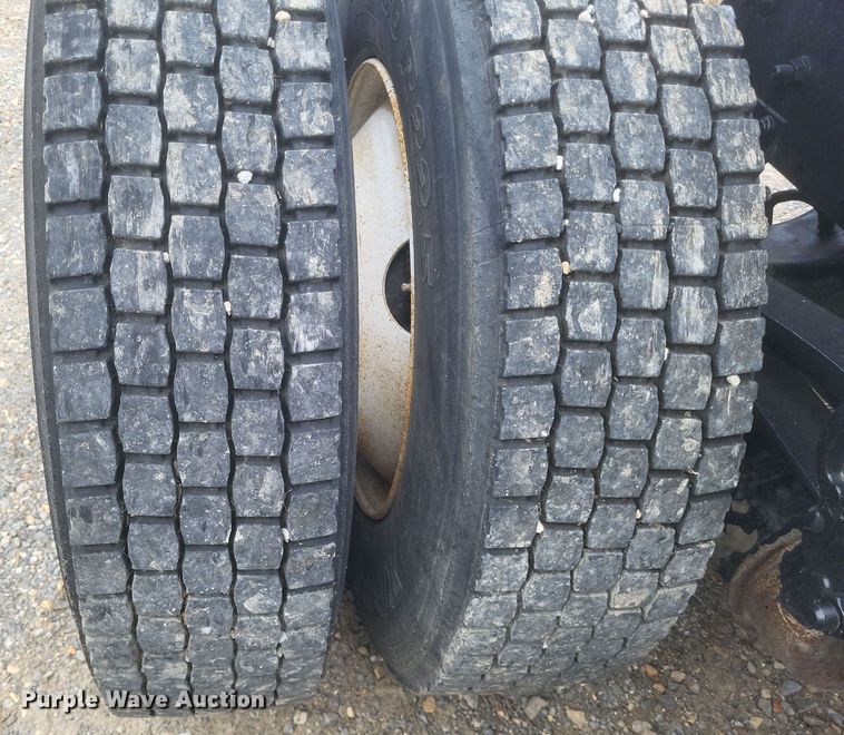 image for item DQ3811 2012 Volvo VNL semi truck