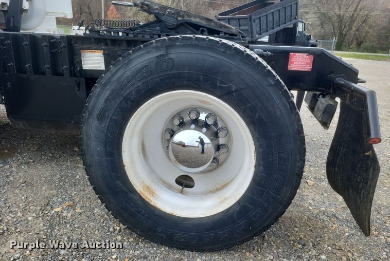 image for item DQ3811 2012 Volvo VNL semi truck