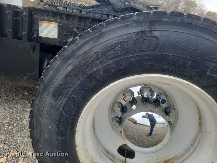 image for item DQ3811 2012 Volvo VNL semi truck