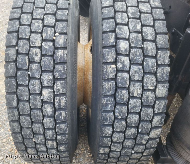 image for item DQ3811 2012 Volvo VNL semi truck