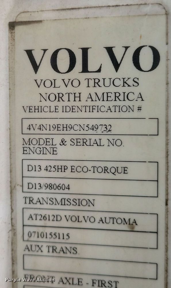 image for item DQ3811 2012 Volvo VNL semi truck