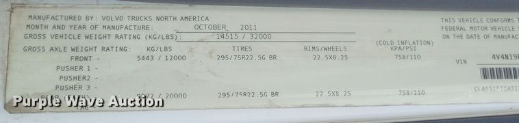 image for item DQ3811 2012 Volvo VNL semi truck