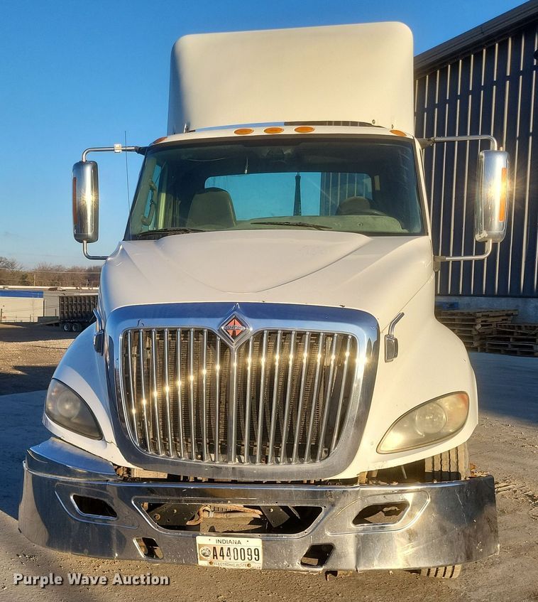 image for item DQ3828 2011 International  Prostar  semi truck